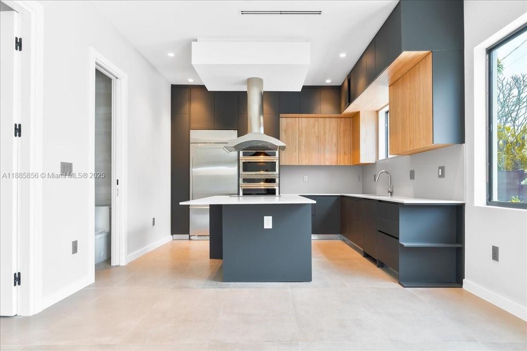 最近售出: $1,800,000 (4 贝兹, 4 浴室, 2309 平方英尺)