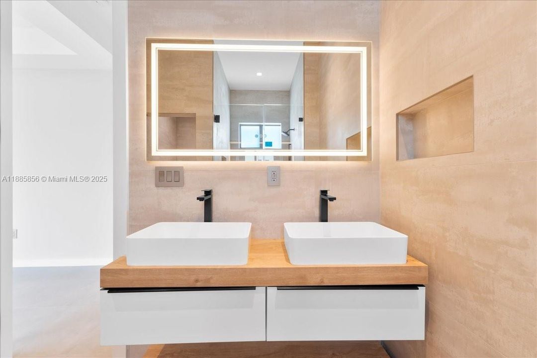 最近售出: $1,800,000 (4 贝兹, 4 浴室, 2309 平方英尺)