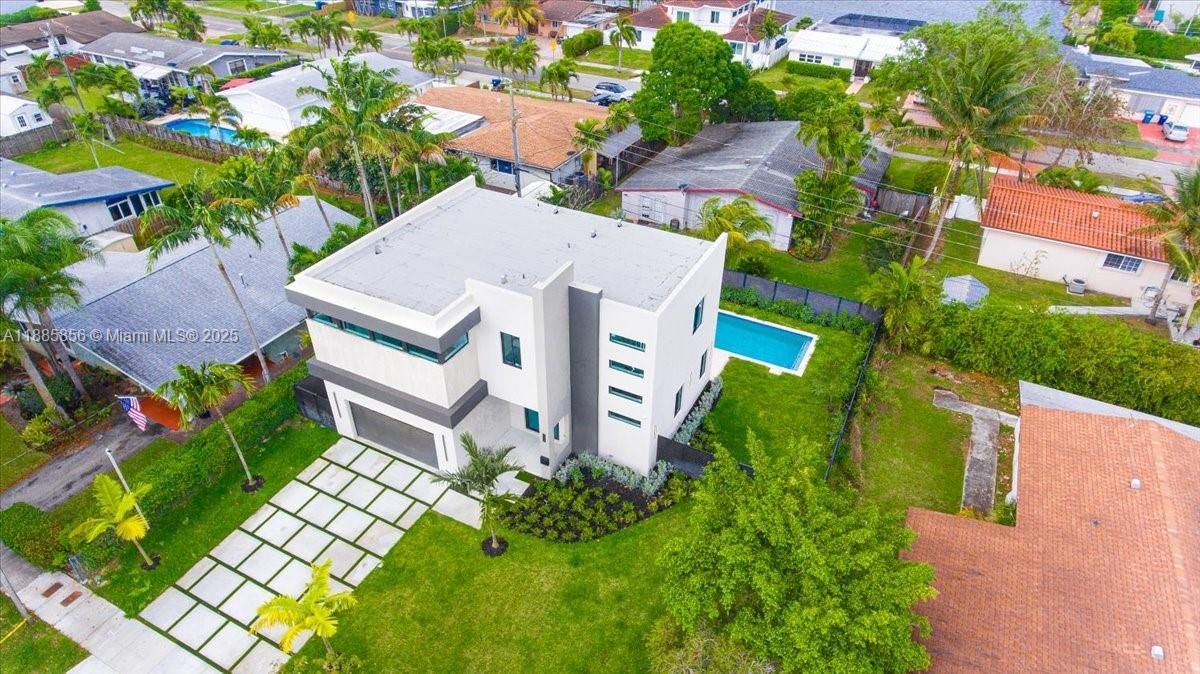 最近售出: $1,800,000 (4 贝兹, 4 浴室, 2309 平方英尺)