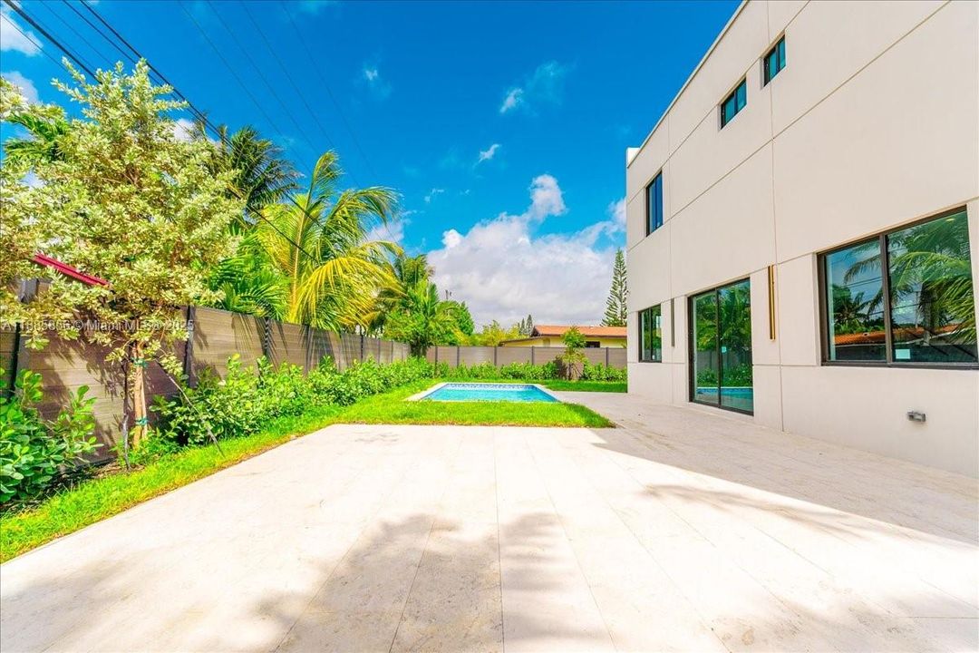 最近售出: $1,800,000 (4 贝兹, 4 浴室, 2309 平方英尺)