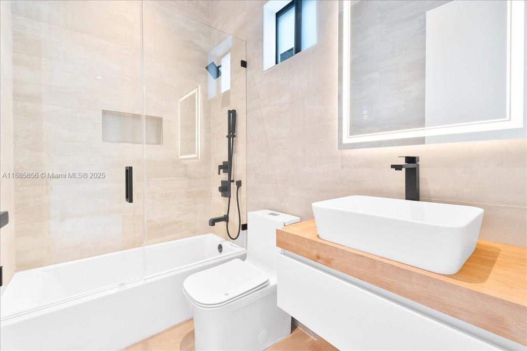 最近售出: $1,800,000 (4 贝兹, 4 浴室, 2309 平方英尺)