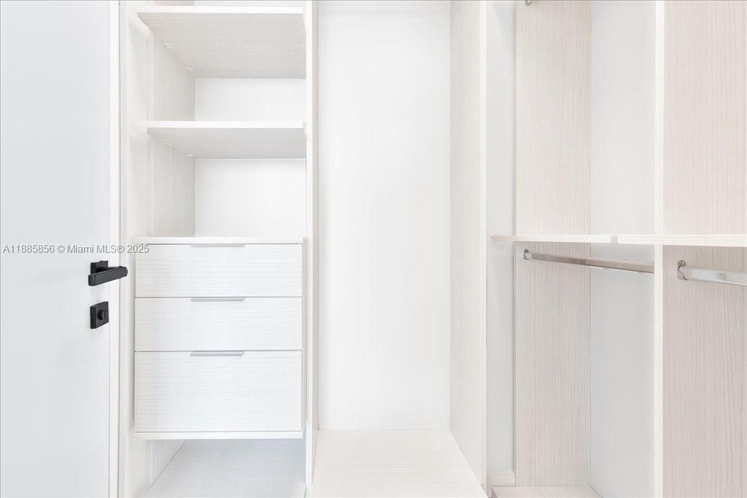 最近售出: $1,800,000 (4 贝兹, 4 浴室, 2309 平方英尺)