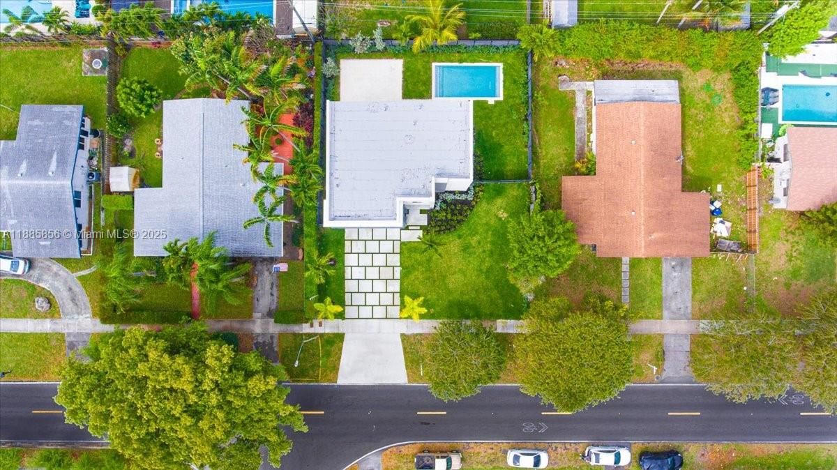 最近售出: $1,800,000 (4 贝兹, 4 浴室, 2309 平方英尺)