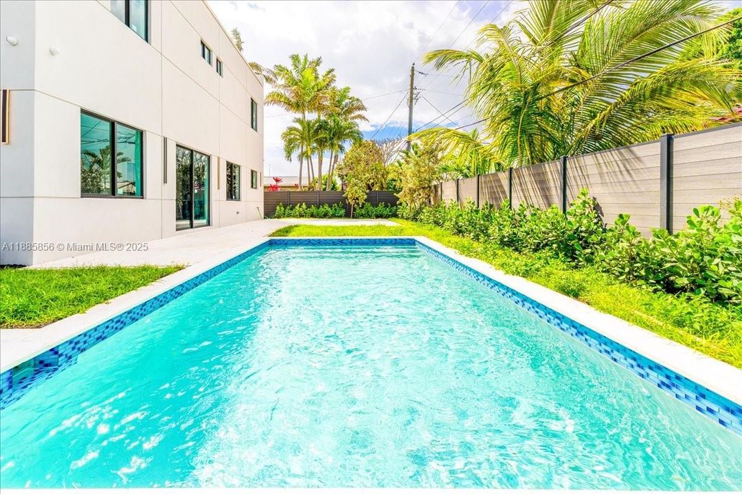 最近售出: $1,800,000 (4 贝兹, 4 浴室, 2309 平方英尺)