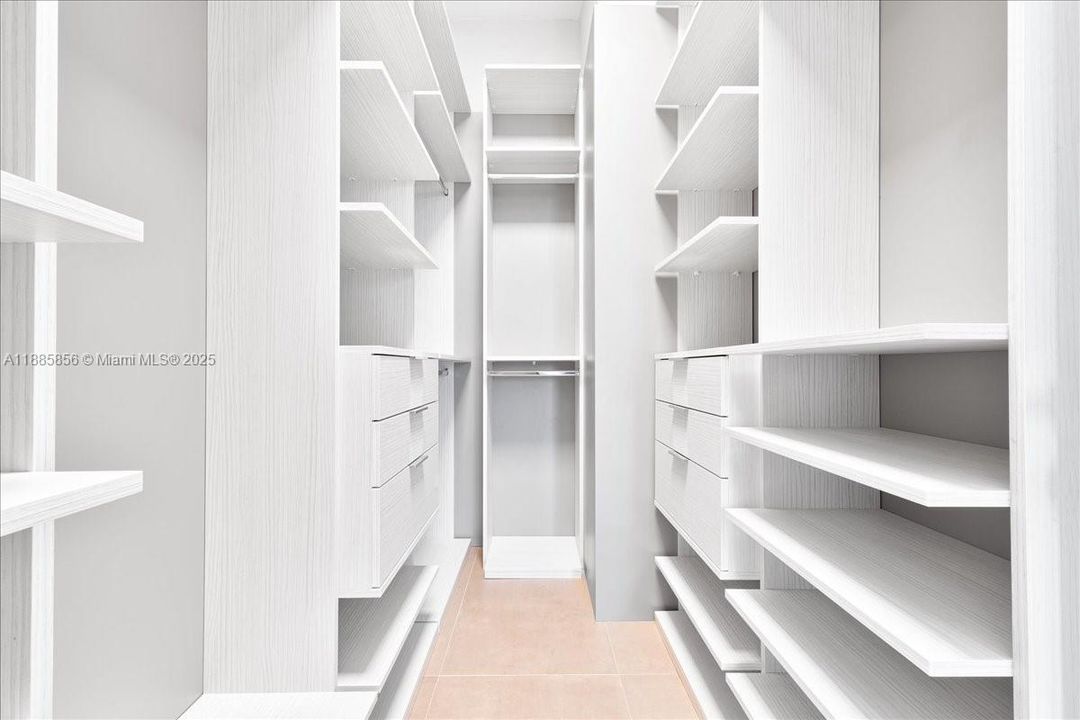 最近售出: $1,800,000 (4 贝兹, 4 浴室, 2309 平方英尺)