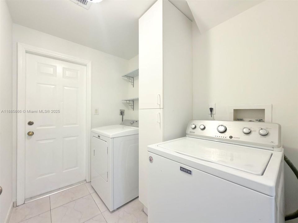 Под контрактом: $4,200 (3 спален, 2 ванн, 2122 Квадратных фут)