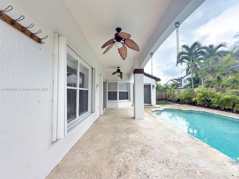 Под контрактом: $4,200 (3 спален, 2 ванн, 2122 Квадратных фут)