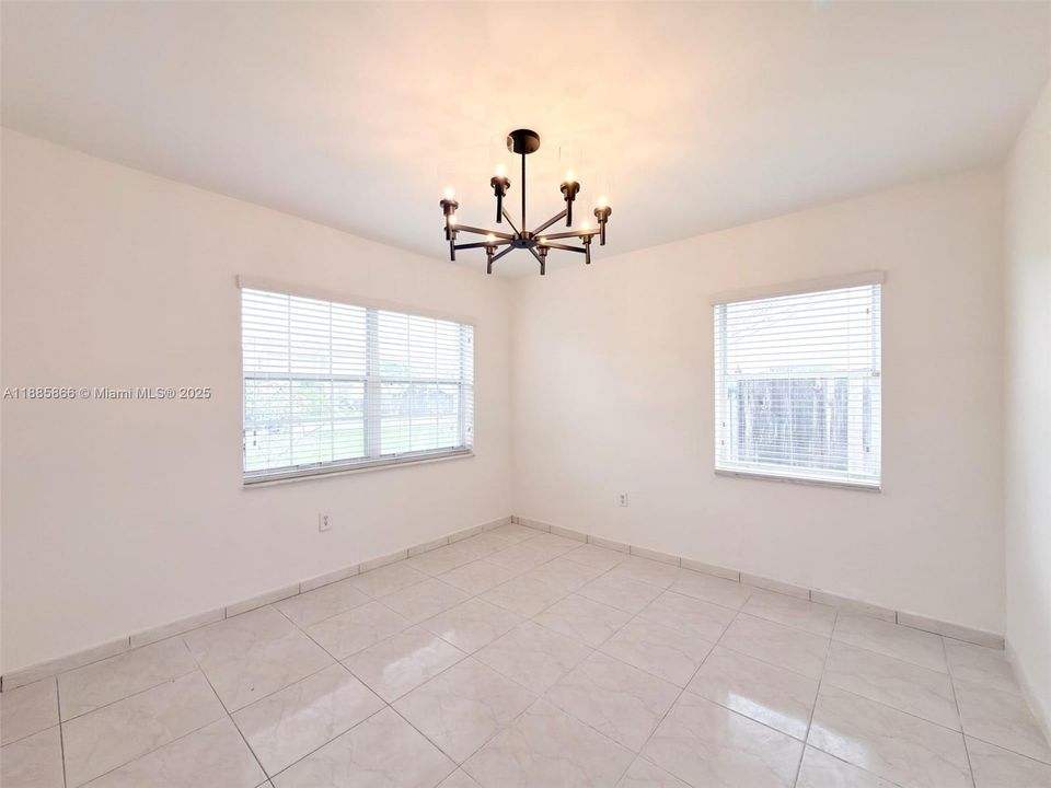 Под контрактом: $4,200 (3 спален, 2 ванн, 2122 Квадратных фут)