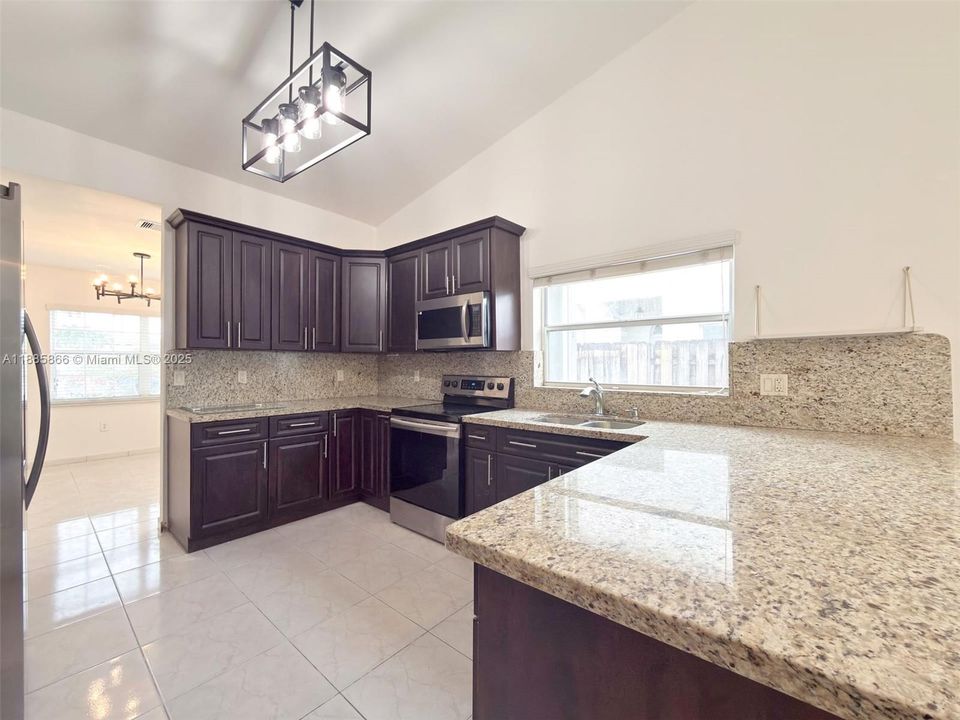 Под контрактом: $4,200 (3 спален, 2 ванн, 2122 Квадратных фут)