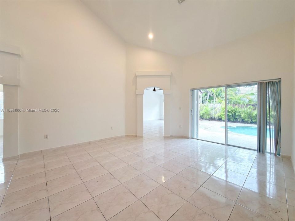 Под контрактом: $4,200 (3 спален, 2 ванн, 2122 Квадратных фут)