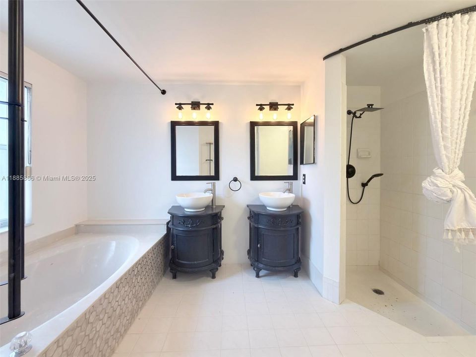 Под контрактом: $4,200 (3 спален, 2 ванн, 2122 Квадратных фут)