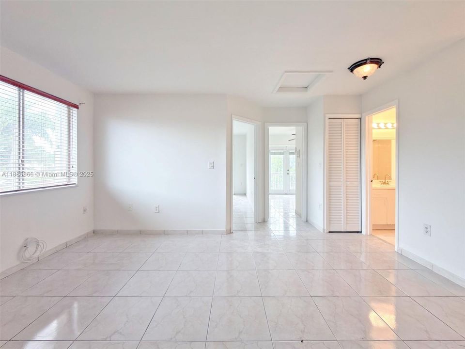 Под контрактом: $4,200 (3 спален, 2 ванн, 2122 Квадратных фут)