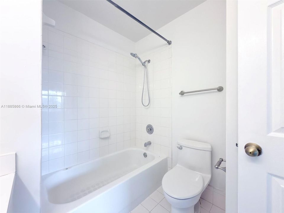 Под контрактом: $4,200 (3 спален, 2 ванн, 2122 Квадратных фут)