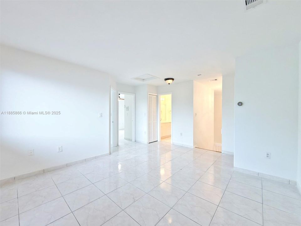 Под контрактом: $4,200 (3 спален, 2 ванн, 2122 Квадратных фут)