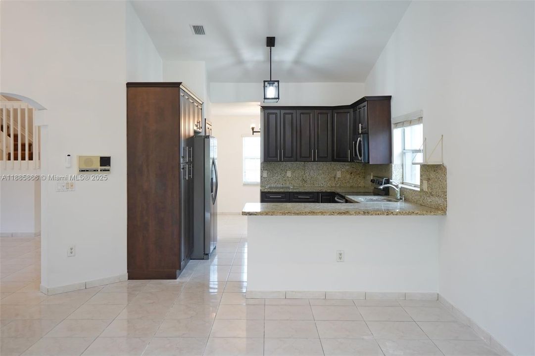 Под контрактом: $4,200 (3 спален, 2 ванн, 2122 Квадратных фут)