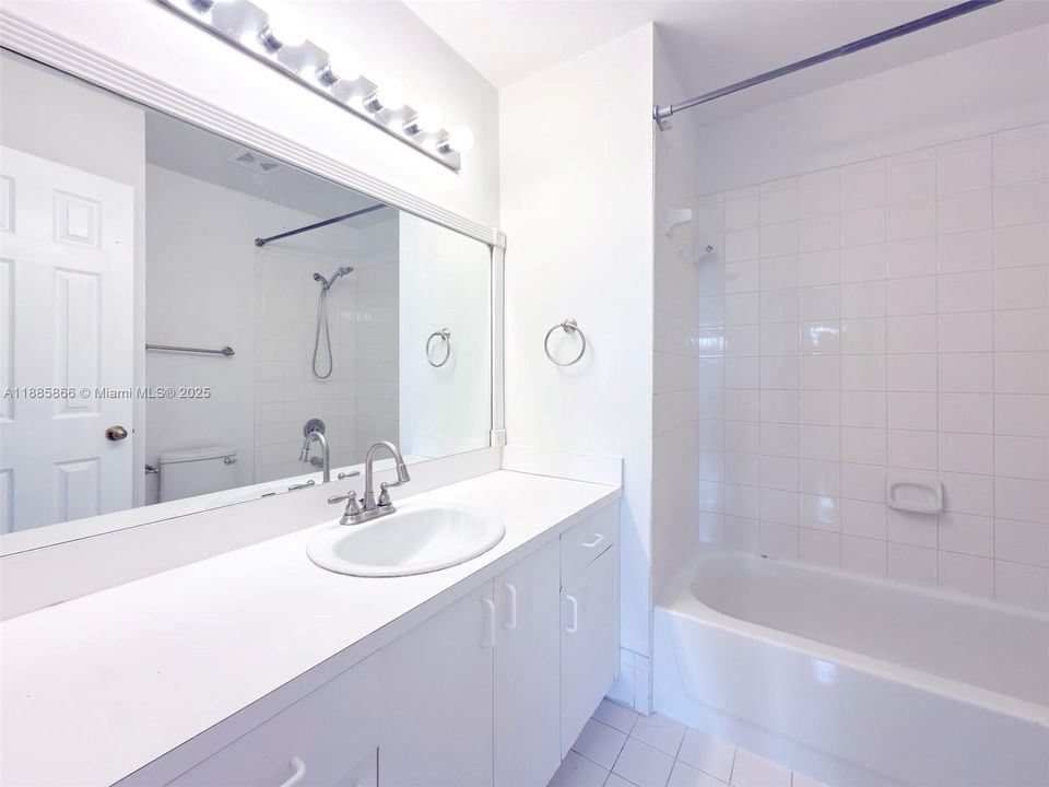 Под контрактом: $4,200 (3 спален, 2 ванн, 2122 Квадратных фут)