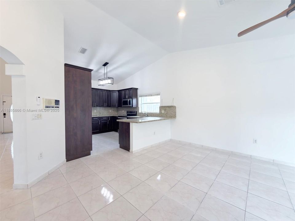 Под контрактом: $4,200 (3 спален, 2 ванн, 2122 Квадратных фут)