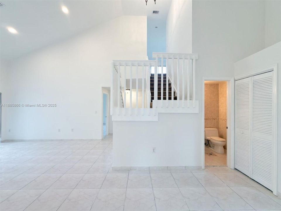 Под контрактом: $4,200 (3 спален, 2 ванн, 2122 Квадратных фут)