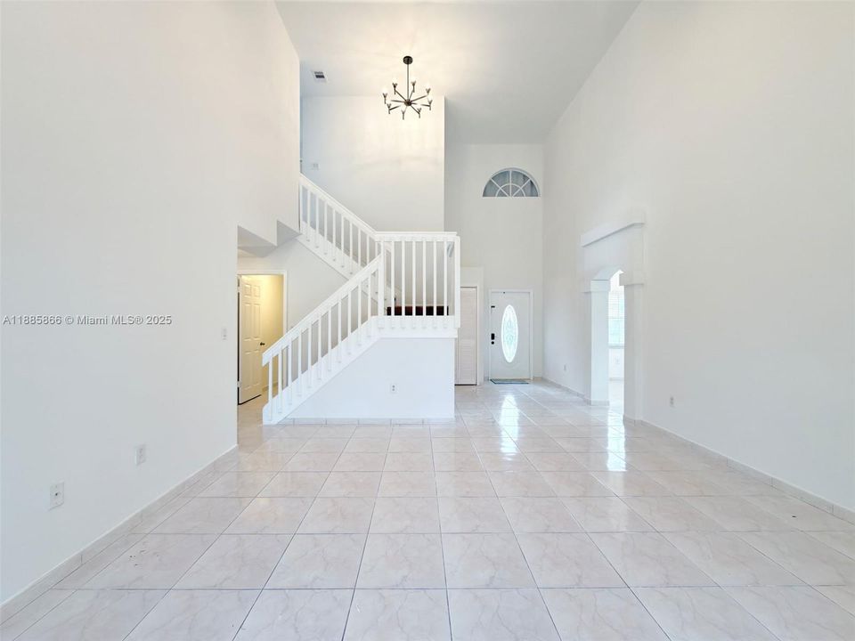 Под контрактом: $4,200 (3 спален, 2 ванн, 2122 Квадратных фут)