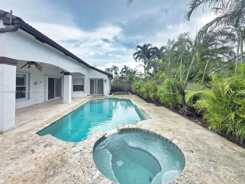 Под контрактом: $4,200 (3 спален, 2 ванн, 2122 Квадратных фут)