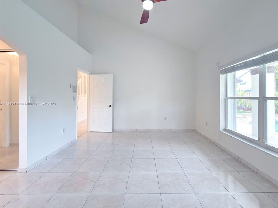 Под контрактом: $4,200 (3 спален, 2 ванн, 2122 Квадратных фут)