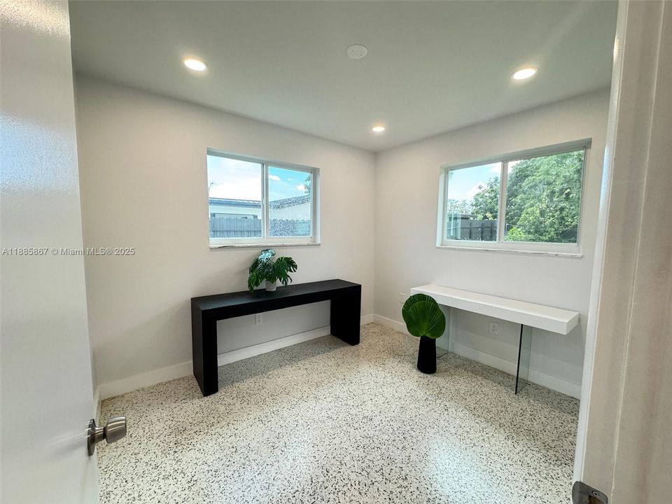 Activo con contrato: $3,480 (3 camas, 2 baños, 1155 Pies cuadrados)