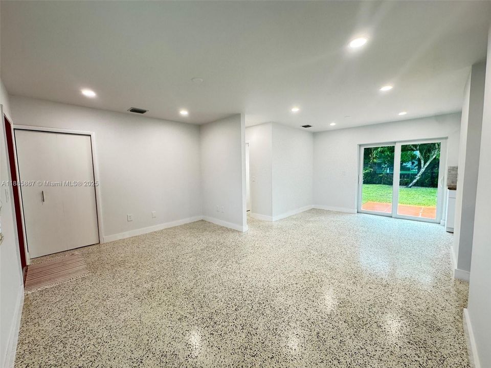 Activo con contrato: $3,480 (3 camas, 2 baños, 1155 Pies cuadrados)