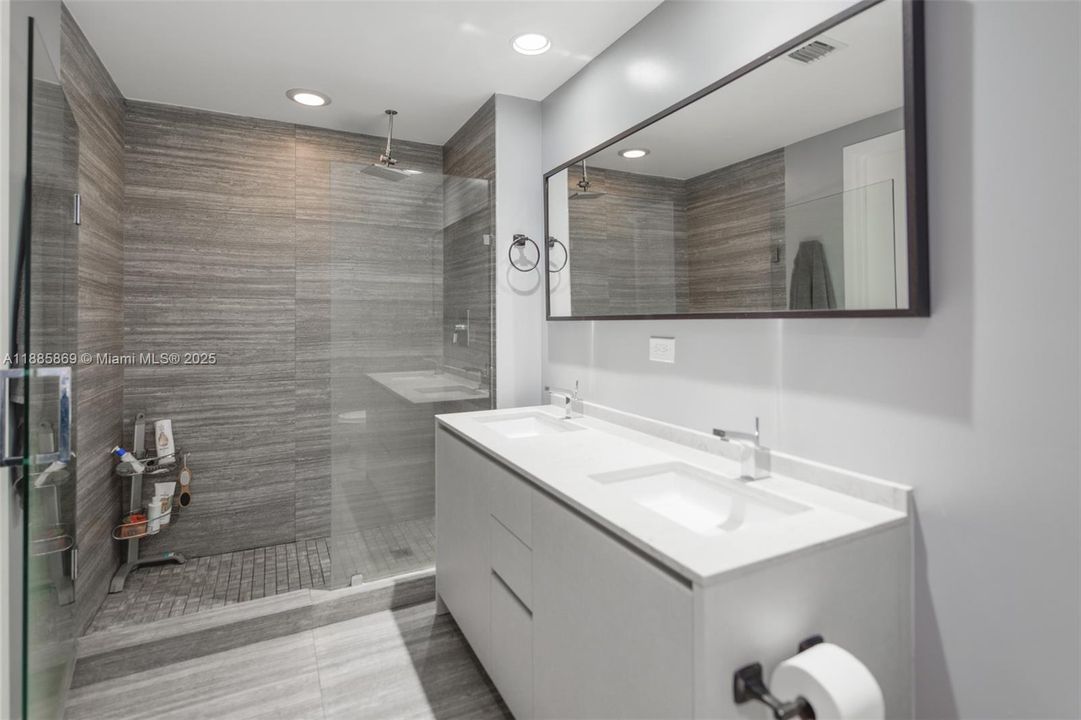 For Sale: $720,000 (1 beds, 1 baths, 759 Square Feet)