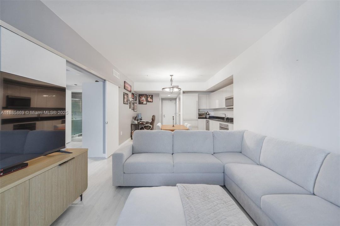 For Sale: $720,000 (1 beds, 1 baths, 759 Square Feet)
