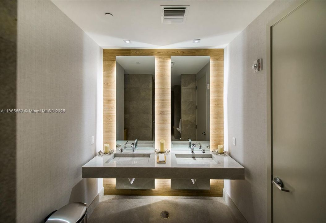 For Sale: $720,000 (1 beds, 1 baths, 759 Square Feet)