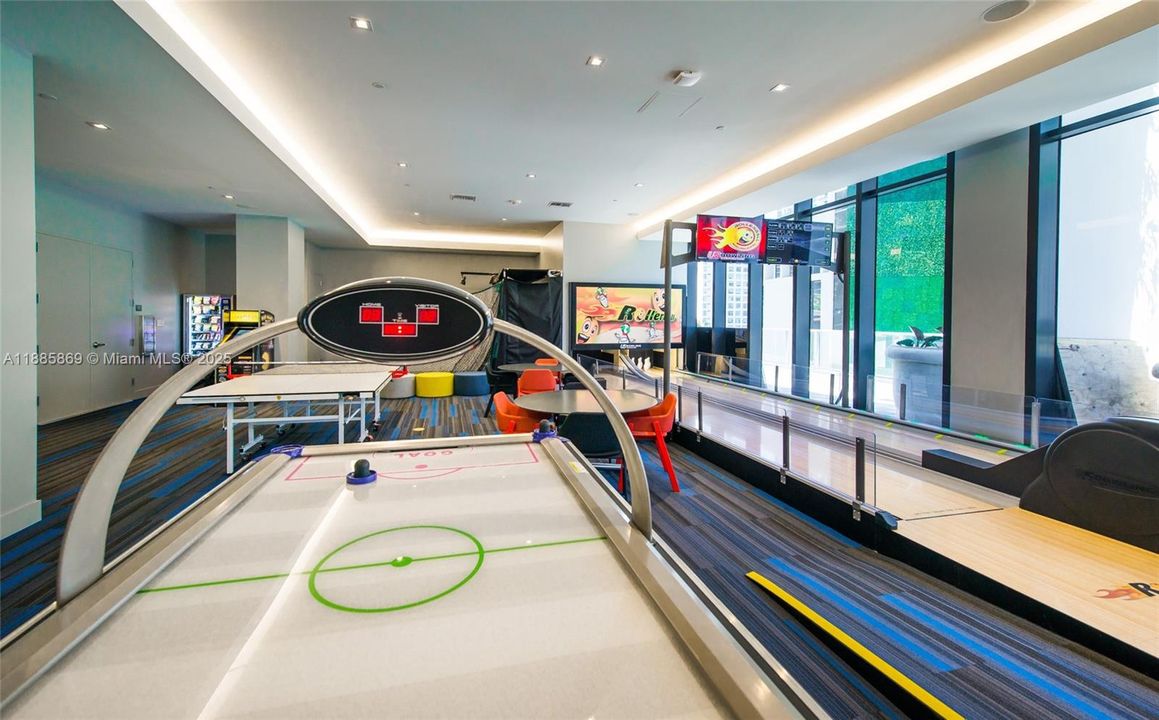 For Sale: $720,000 (1 beds, 1 baths, 759 Square Feet)