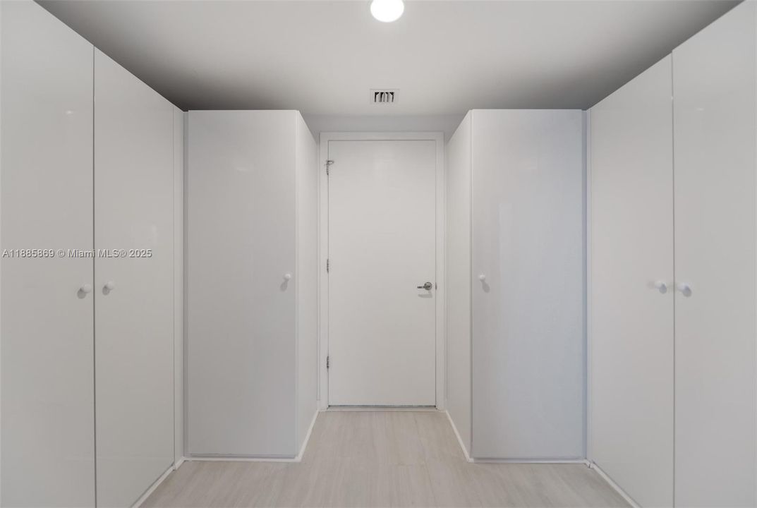 For Sale: $720,000 (1 beds, 1 baths, 759 Square Feet)