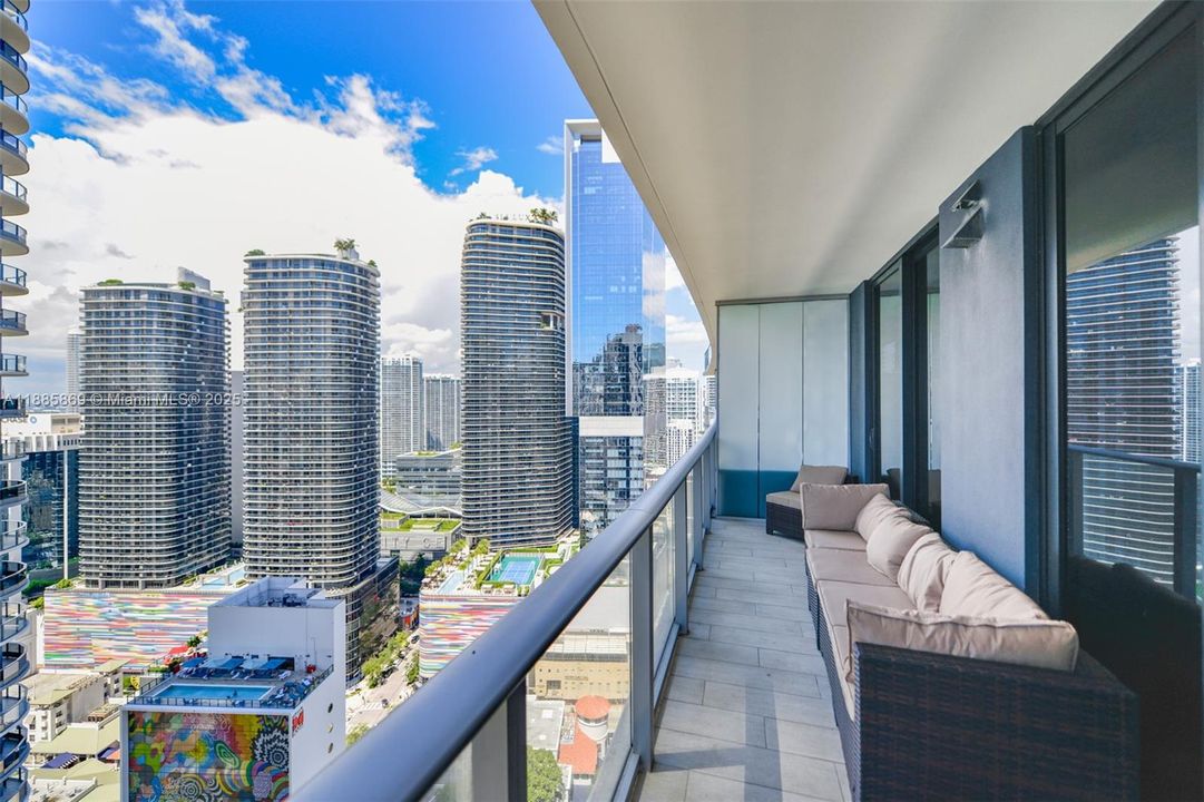 For Sale: $720,000 (1 beds, 1 baths, 759 Square Feet)