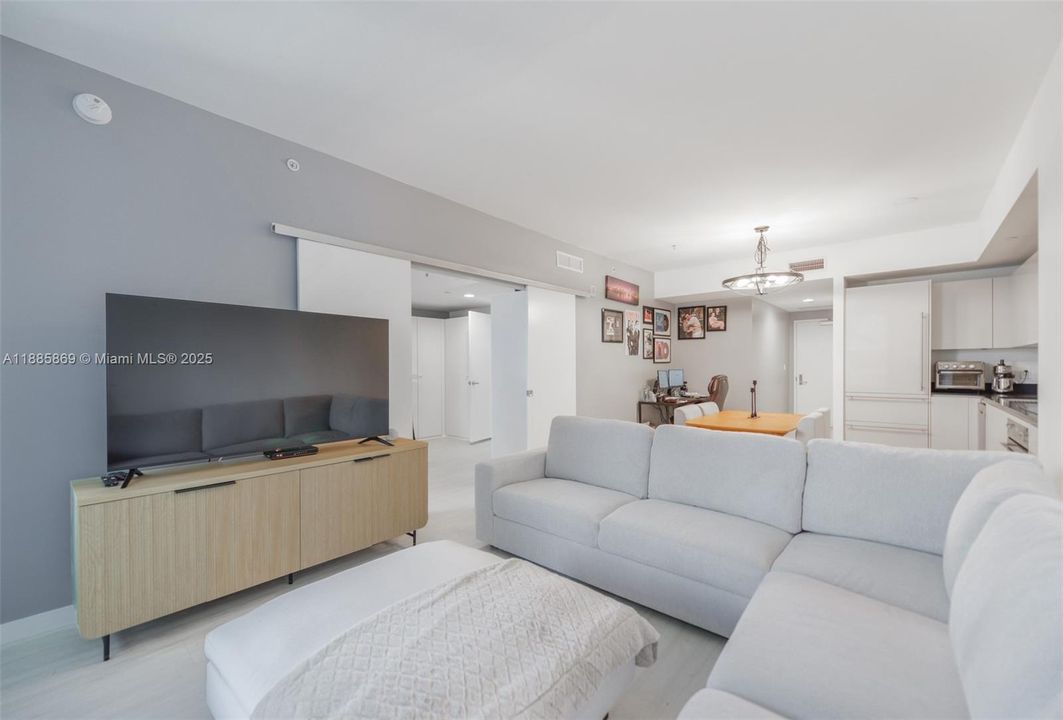 For Sale: $720,000 (1 beds, 1 baths, 759 Square Feet)