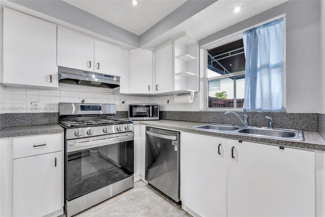 For Sale: $465,000 (3 beds, 2 baths, 1365 Square Feet)