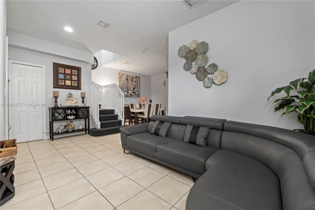 Под контрактом: $286,990 (3 спален, 3 ванн, 1423 Квадратных фут)