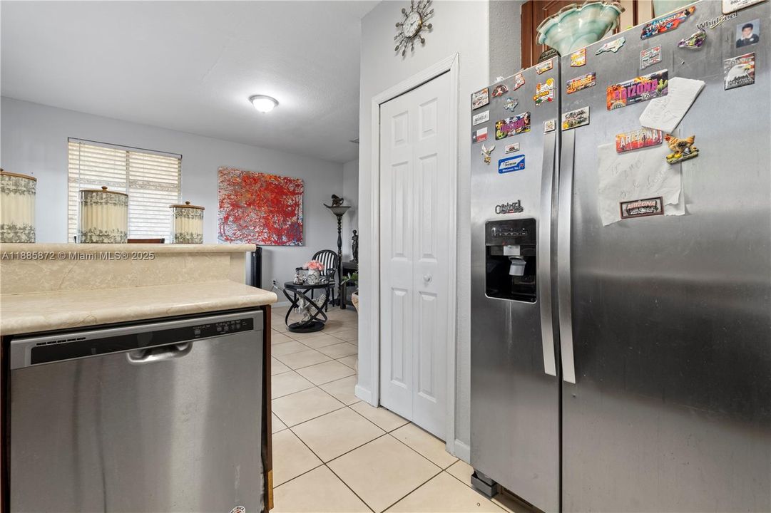 Под контрактом: $286,990 (3 спален, 3 ванн, 1423 Квадратных фут)