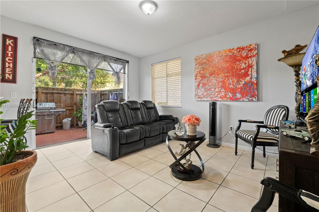 Под контрактом: $286,990 (3 спален, 3 ванн, 1423 Квадратных фут)