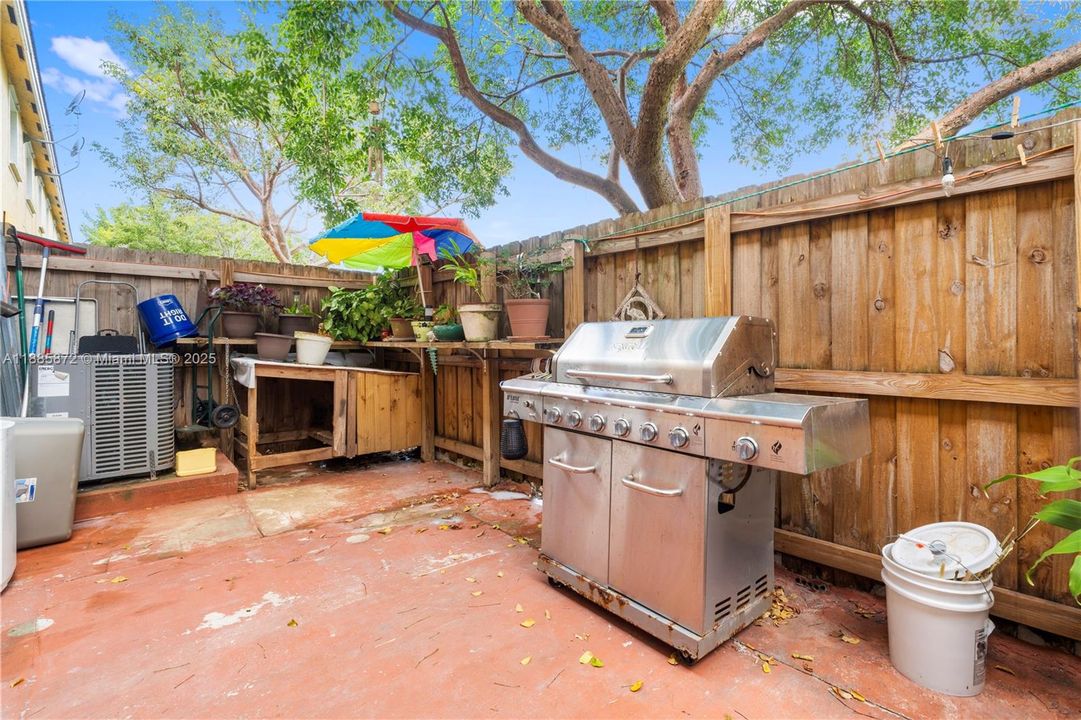 Под контрактом: $286,990 (3 спален, 3 ванн, 1423 Квадратных фут)