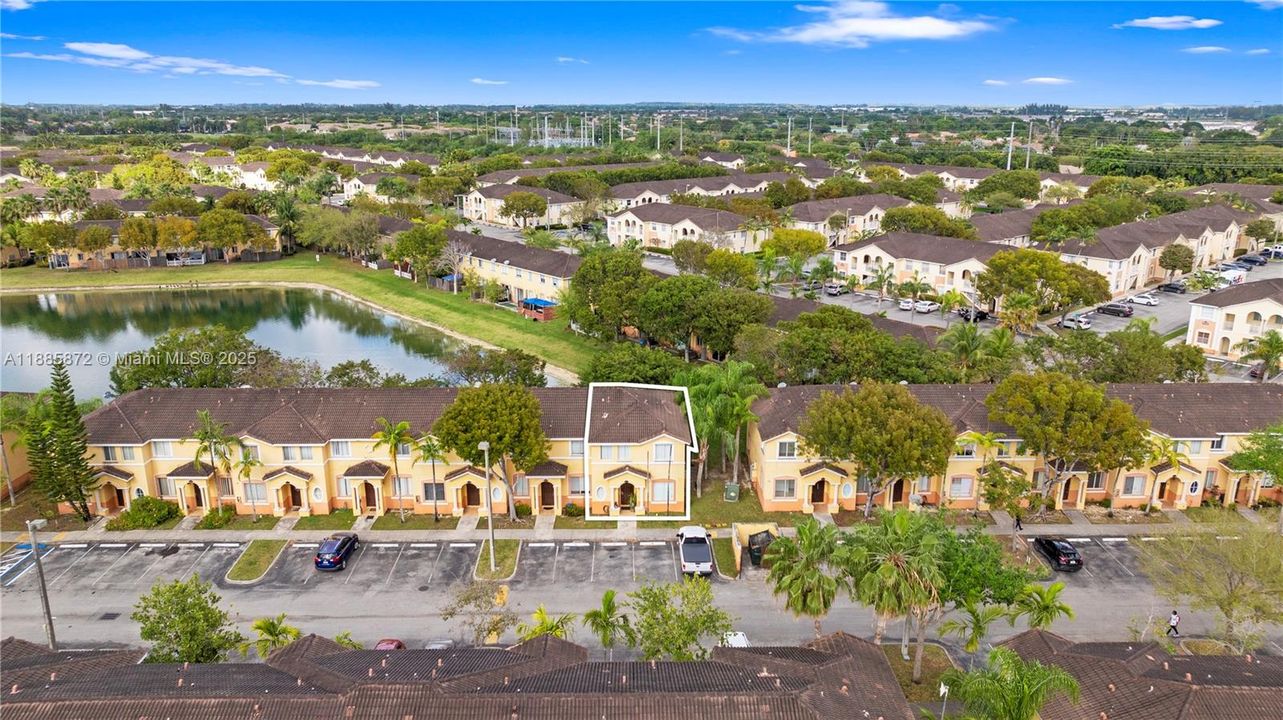 Под контрактом: $286,990 (3 спален, 3 ванн, 1423 Квадратных фут)