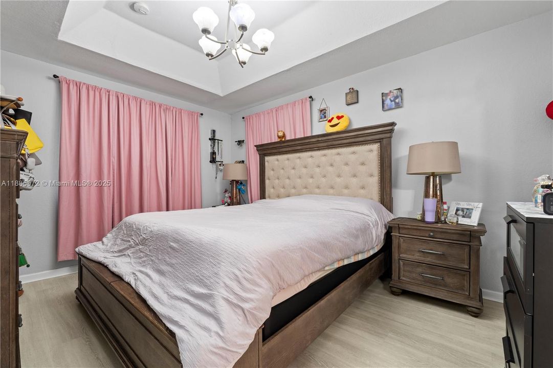 Под контрактом: $286,990 (3 спален, 3 ванн, 1423 Квадратных фут)