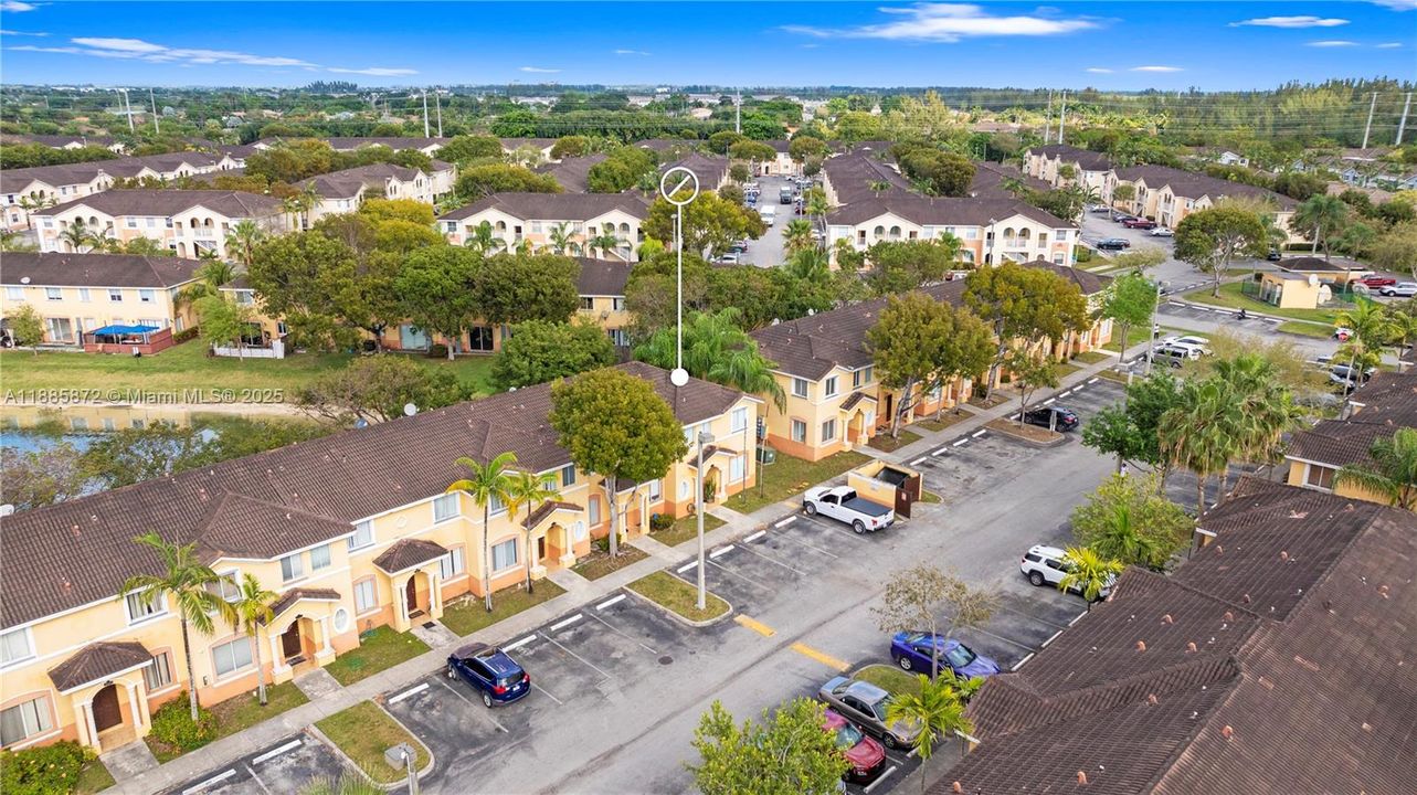 Под контрактом: $286,990 (3 спален, 3 ванн, 1423 Квадратных фут)