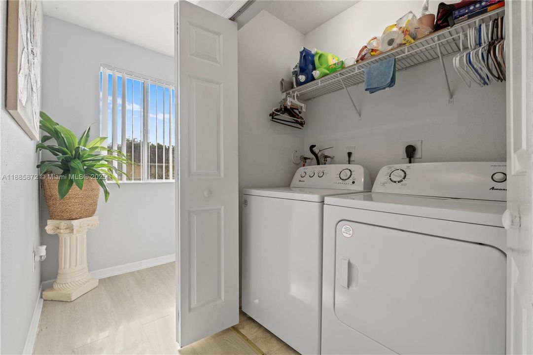 Под контрактом: $286,990 (3 спален, 3 ванн, 1423 Квадратных фут)