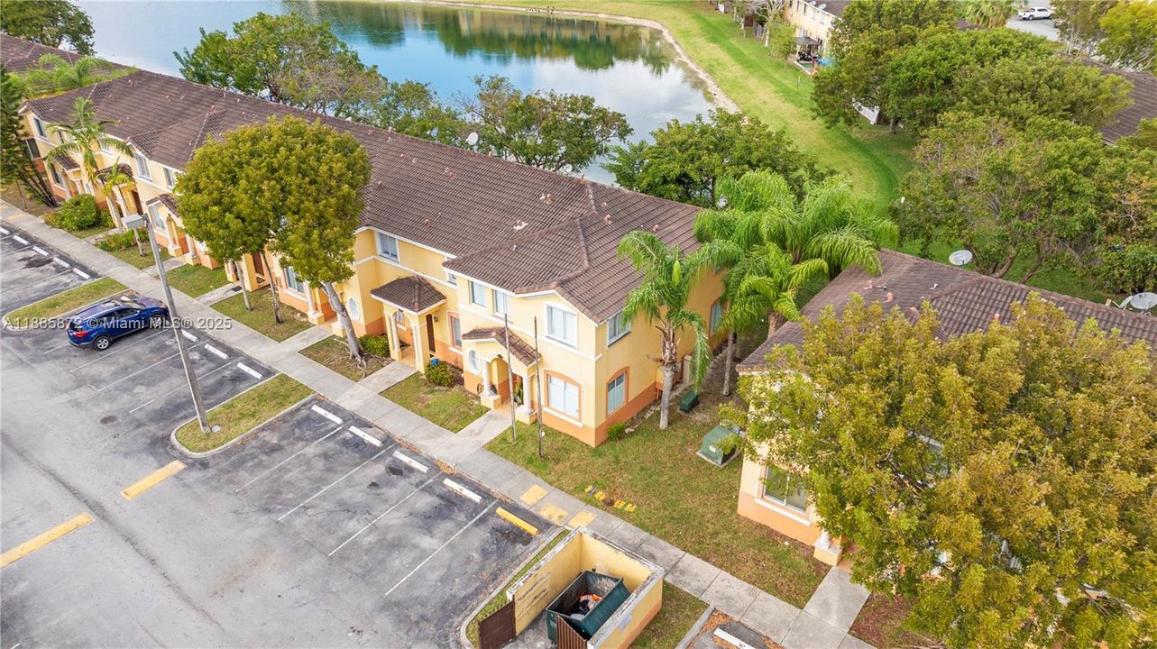 Под контрактом: $286,990 (3 спален, 3 ванн, 1423 Квадратных фут)