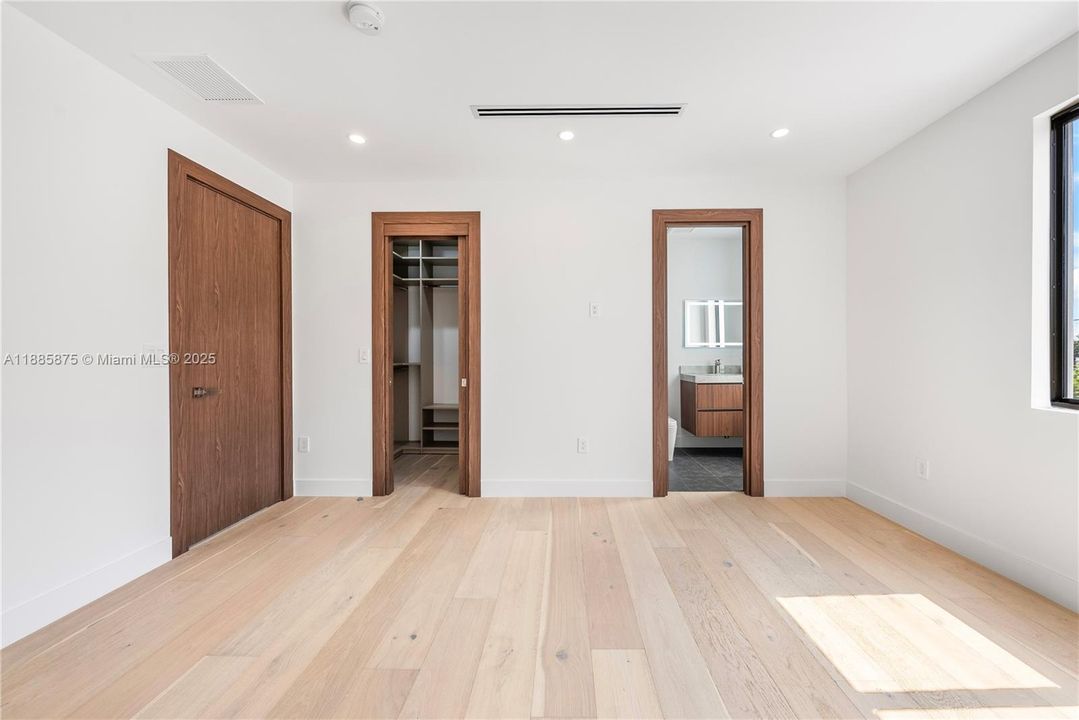 Active With Contract: $3,350,000 (5 beds, 5 baths, 3591 Square Feet)