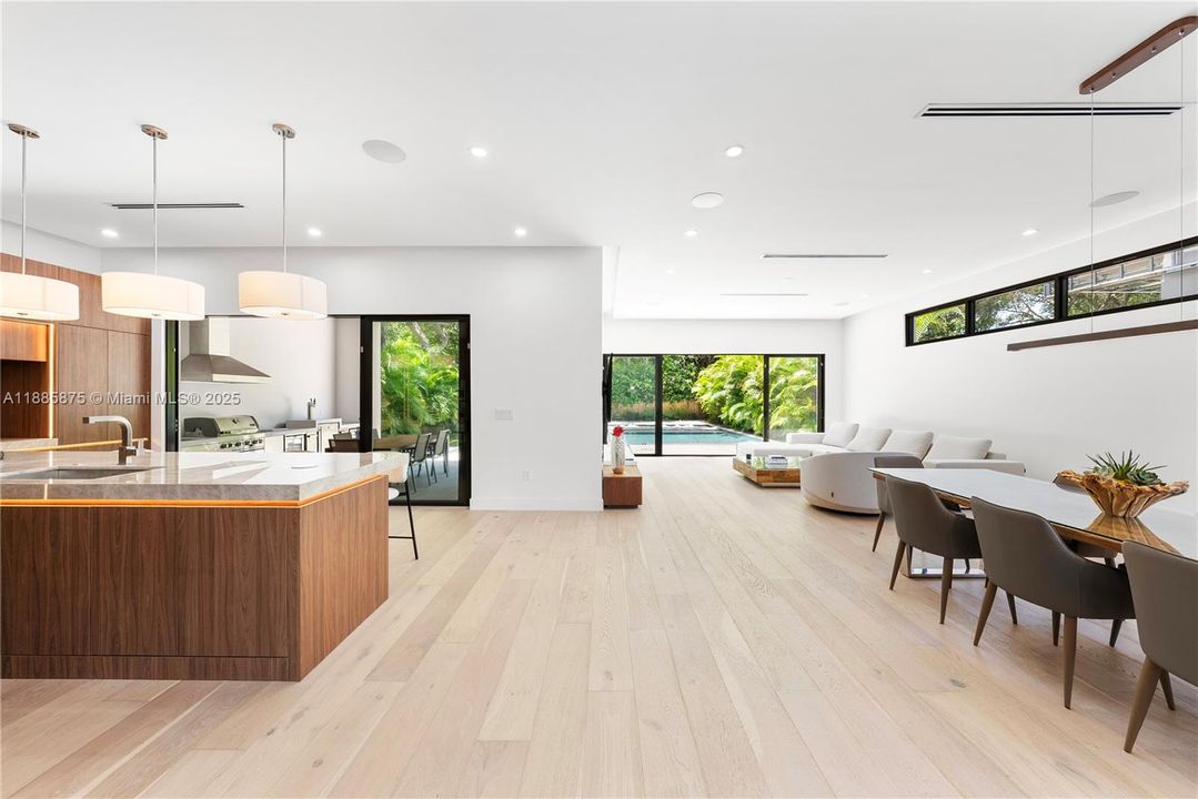 Active With Contract: $3,350,000 (5 beds, 5 baths, 3591 Square Feet)