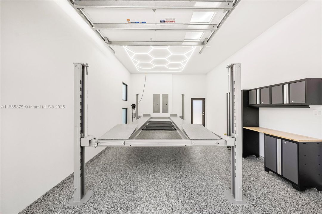 Active With Contract: $3,350,000 (5 beds, 5 baths, 3591 Square Feet)