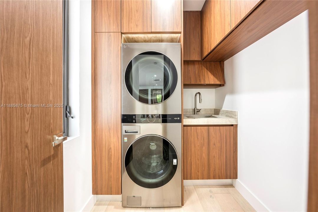 Active With Contract: $3,350,000 (5 beds, 5 baths, 3591 Square Feet)