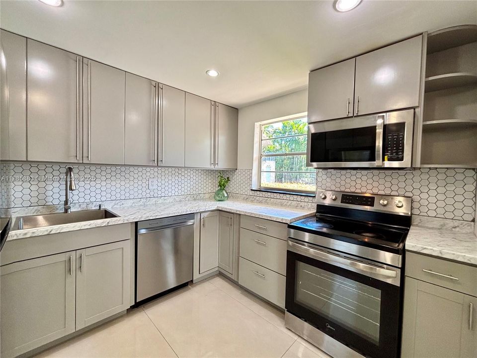 合同活跃: $2,000 (2 贝兹, 2 浴室, 980 平方英尺)