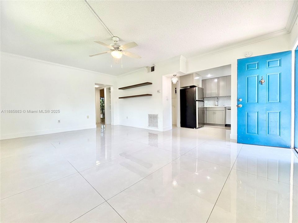 合同活跃: $2,000 (2 贝兹, 2 浴室, 980 平方英尺)